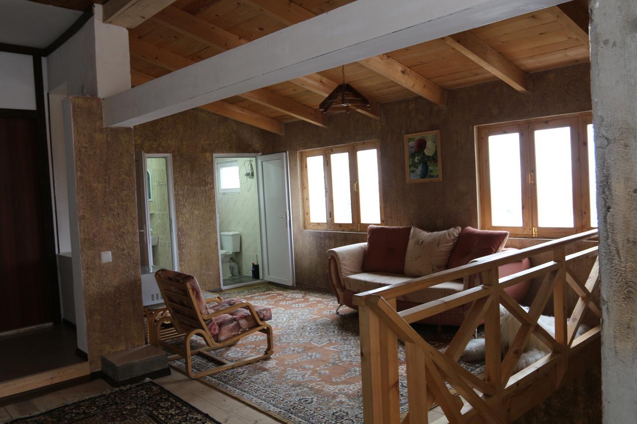 Laila Guest House Mestia Bagian luar foto